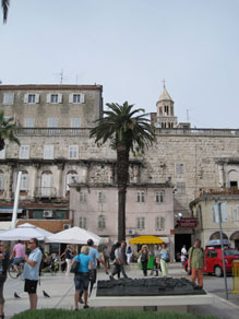 Split's city metal model: the meeting point for the Split Free Walking Tour